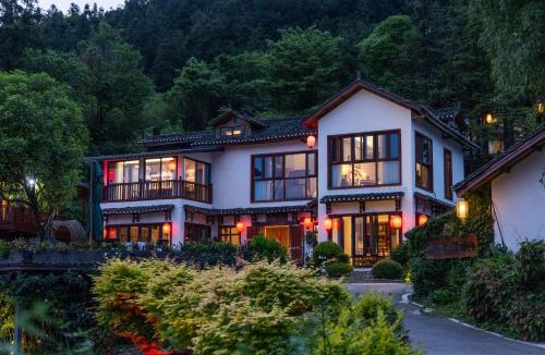 Wulingyuan Hotel | Zhangjiajie Ldyllic Pondside Timber Lodge Resort - Wulingyuan, Courtyard View, Free Airport Pickup & Travel Services