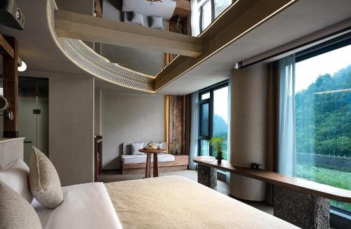 Wulingyuan Hotel | Zhangjiajie SANHE Hotel-Tea Culture Experience, Tea Tour, Free pick up service more than 2 nights,Free Shuttle Service to East Gate of Forest Park, Free Welcome Tea, Free folk costume experience,English Customer Service