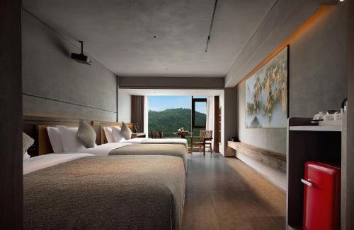 Wulingyuan Hotel | Zhangjiajie SANHE Hotel-Tea Culture Experience, Tea Tour, Free pick up service more than 2 nights,Free Shuttle Service to East Gate of Forest Park, Free Welcome Tea, Free folk costume experience,English Customer Service