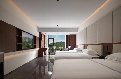 Wulingyuan Hotel | Zhangjiajie SANHE Hotel-Tea Culture Experience, Tea Tour, Free pick up service more than 2 nights,Free Shuttle Service to East Gate of Forest Park, Free Welcome Tea, Free folk costume experience,English Customer Service