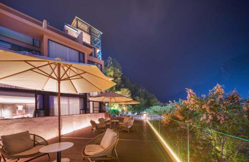 Wulingyuan Hotel | Zhangjiajie Shisuji Hotel-Zhangjiajie National Forest Park,Avatar Scenic Area,East Gate, only 5 minute walk, free airport,Railway Station shuttle, English-speaking butler itinerary planning, floor heating, Western restaurant, cave exploration, cave bar