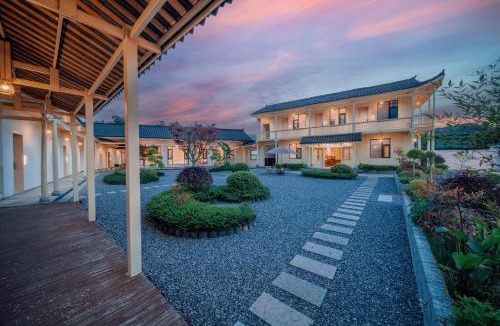 Yongding House | Zhangjiajie The Brookside Hotel& Tianmen National Forest Park & Free pick up service