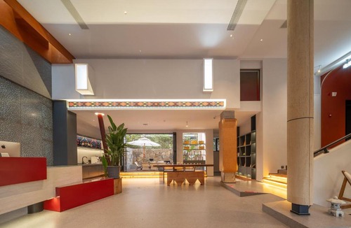Wulingyuan Hotel | Zhangjiajie Utopia Hotel-New Hotel,English Speaking Host,Free Shuttle Service to East Gate of forest park,Free Fresh Coffee&Tea,Free Self-Service Laundry & Drying, Super-Large Swimming Pool,Tourism Service, Family and Group-friendly