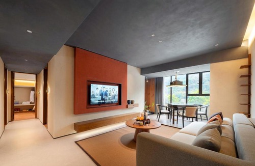 Wulingyuan Hotel | Zhangjiajie Utopia Hotel-New Hotel,English Speaking Host,Free Shuttle Service to East Gate of forest park,Free Fresh Coffee&Tea,Free Self-Service Laundry & Drying, Super-Large Swimming Pool,Tourism Service, Family and Group-friendly