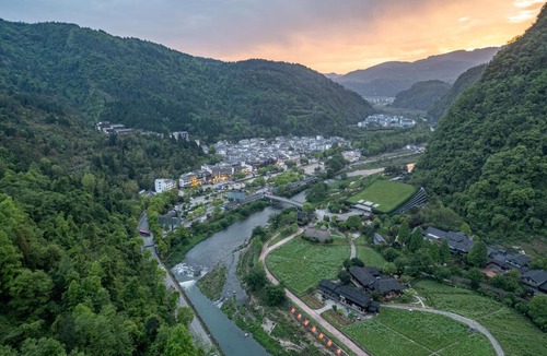 Wulingyuan House | Zhangjiajie Wulingyuan L Resident Luxury Resort Near Huanglong Cave & Zhangjiajie National Forest Park - Tujia Culture experience, Free Breakfast, Free pick up service, Travel Services