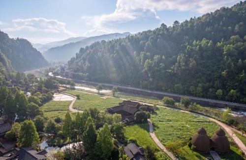 Wulingyuan House | Zhangjiajie Wulingyuan L Resident Luxury Resort Near Huanglong Cave & Zhangjiajie National Forest Park - Tujia Culture experience, Free Breakfast, Free pick up service, Travel Services