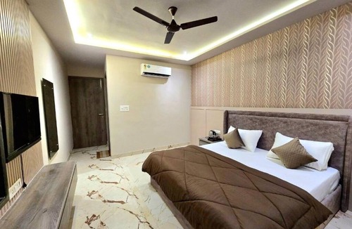 Agra House | Zipcode Stay : Deluxe King Roomn