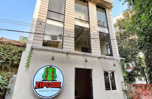 Agra House | Zipcode Stay : Deluxe Queen Roomn