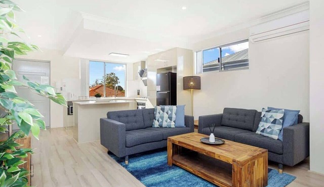 134 North Perth Nest for 4 +parking