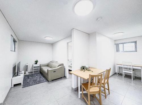 1BR Granny Flat - Free Parking - Near Airport & Train