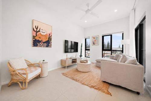 2 Bed, 2 Bath Ocean View Apt! Parking, 250m to Beach