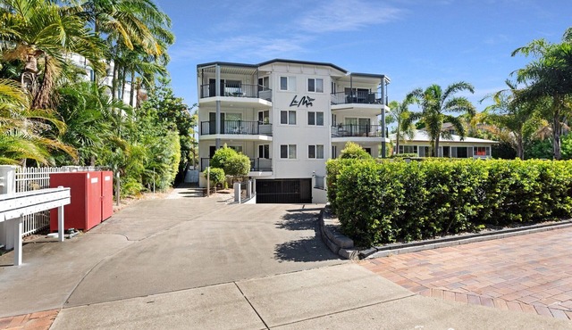 2-Bed Escape with Pool, Steps From Torquay Beach