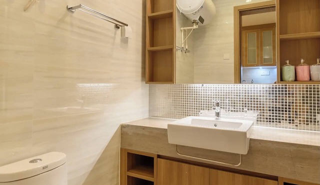 2-Bedroom Apartment with River & Sea View in Central Haikou