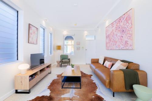 2 Bedroom Renovated Cottage - 1 Stop to Central