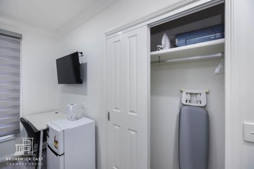 206 Modern King BR with Fast WiFi - Brunswick East - 30 Percent OFF