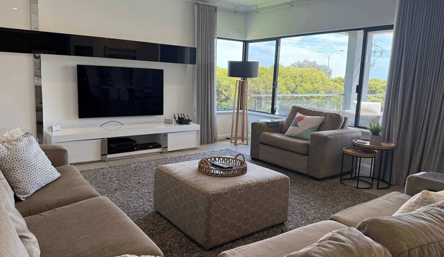 23 Coastline 3-Level Luxe Home Theatre &Pool House