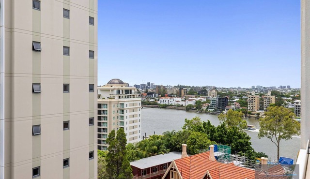 2Br, 2 Bath Unit with River Views, Parking & Wifi