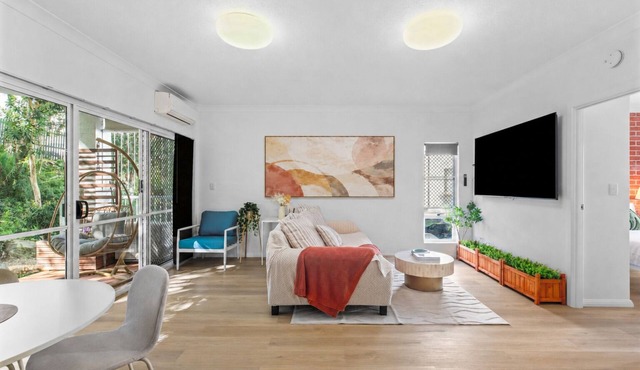 2BR 2BA Indooroopilly | Walk to Shops & Bus