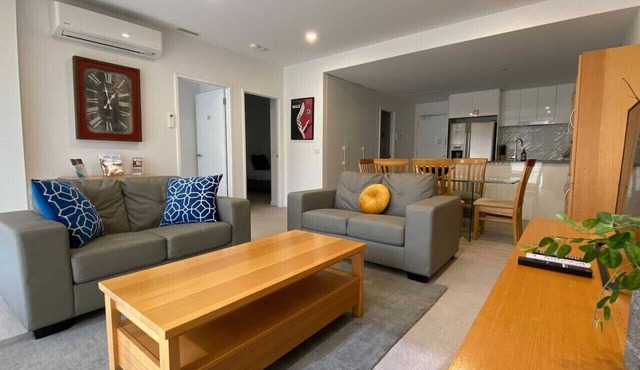 2BR Light-Filled and Cosy Apartment