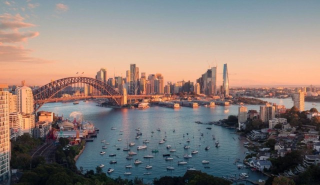 3-Bedroom Apartment w/Terrace with Harbour View, 900m Stroll to Harbour Bridge