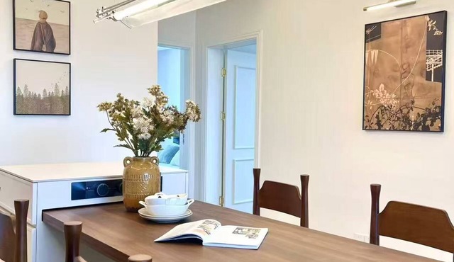 3-bedroom apartment easy walk to Yuyuan Garden, the Bund and Nanjing Road