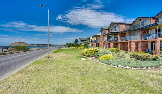 3BR Beachfront Apt 'By the Sea' – Ocean Views, Near The Bluff | Ideal for Extended Staysff |