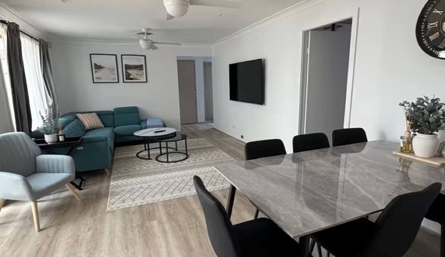 3BR Guesthouse + Sunroom Near Stanhope Leisure