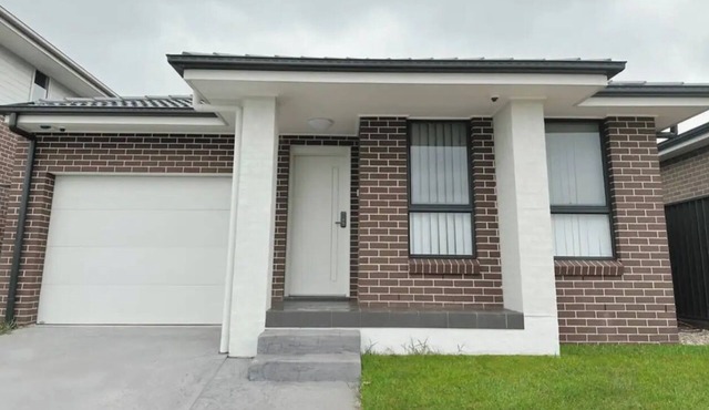 4 Bedroom House with sunny backyard. 5 minutes to the shops and cafes!