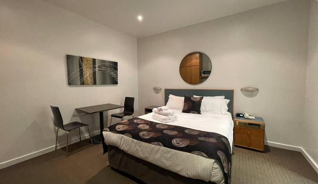 408 Lovely one BR ex hotel ensuite room in city