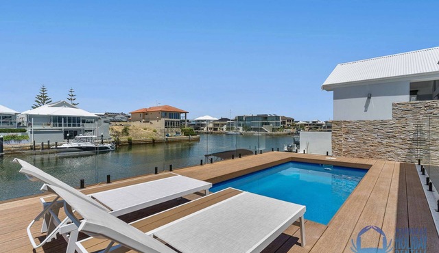 4BR Tranquil Luxury by the Canal in Wannanup