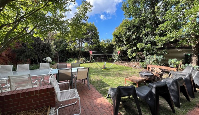 5+1 BRs/3 Bathrooms/NBN Wifi/Free Secure 5-6 Parking