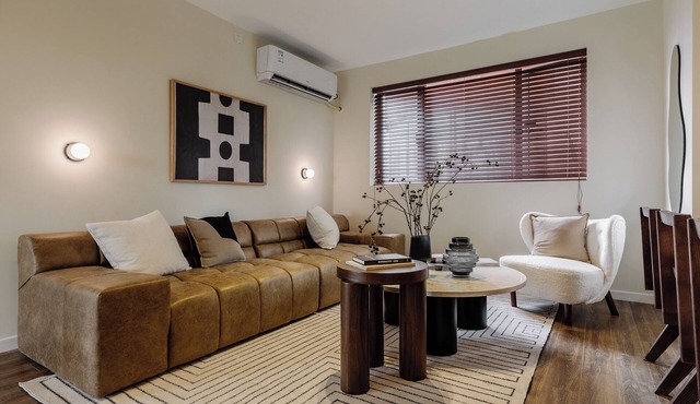 5 mins walk to Jing'an temple, 4br, 2bth, Family friendly!