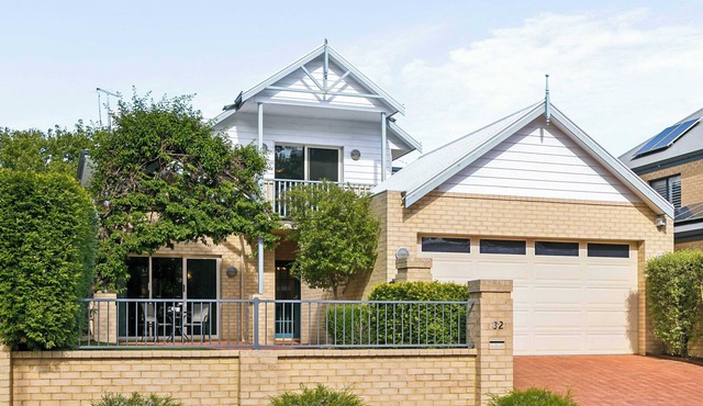 500Mps Wifi | Lakeside | 3 Living Rooms | 4 Beds