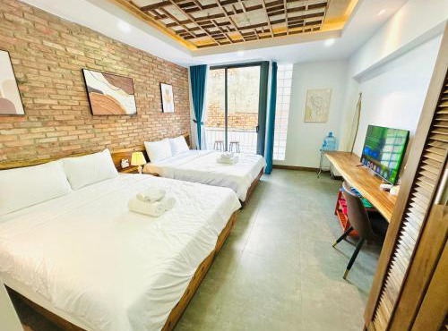 505MSNK Luxe Twin Studio I Balcony & Kitchen