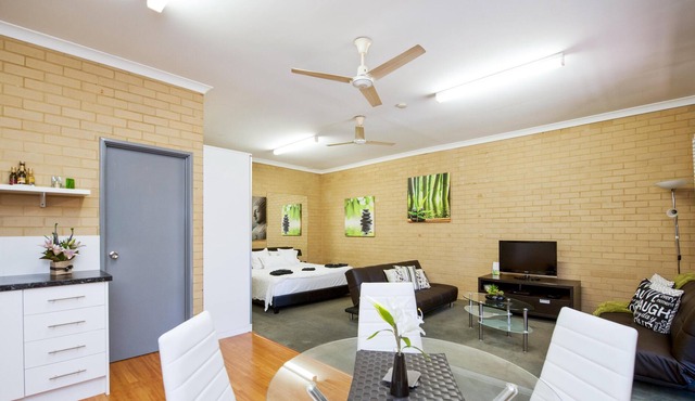A Hidden Gem short stay as it is so well priced set in a well kept garden