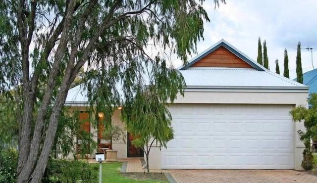 A pet-friendly holiday house, just a short stroll from the beach