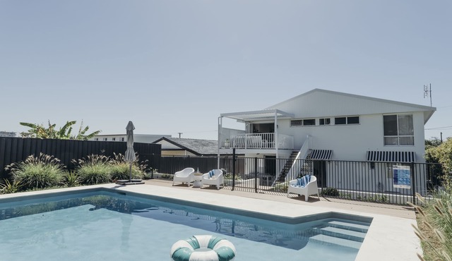 A relaxing luxury oasis, family-friendly pool, 5 mins to beach + 1pm checkout!