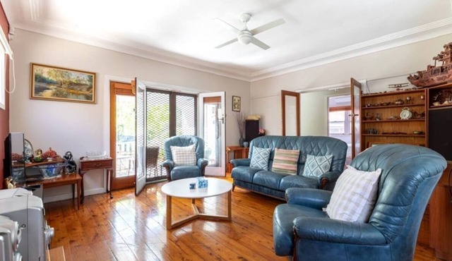 A rosy house in Roselands Family friendly, nearby to park and shopping centre.