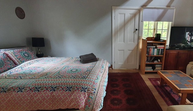 A studio/guests house 5 minutes from Bright.