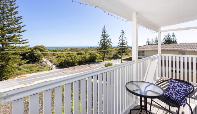 Absolute Beachfront! 2 Storey Beach House! 4 Bedrooms, 2 Kitchens. Pet friendly!