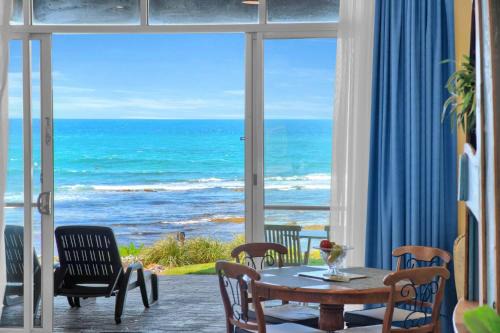 Absolute Beachfront l Couples Getaway