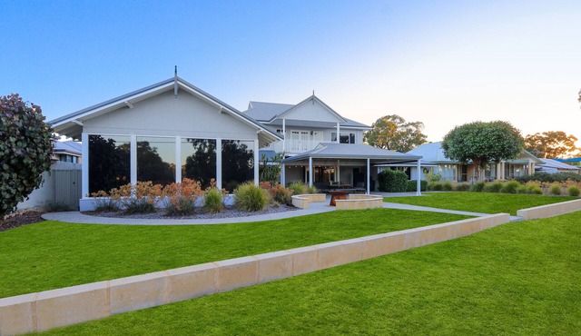 ABSOLUTE FRONTAGE TO THE MURRAY RIVER!