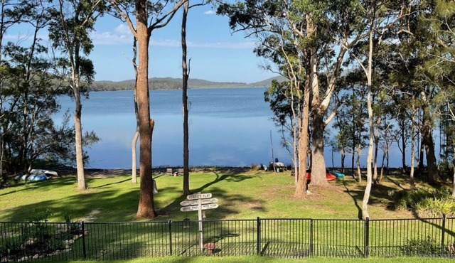 Absolute Lakefront Retreat | Sleeps 10 | Pet Friendly | Kayaks & SUPs