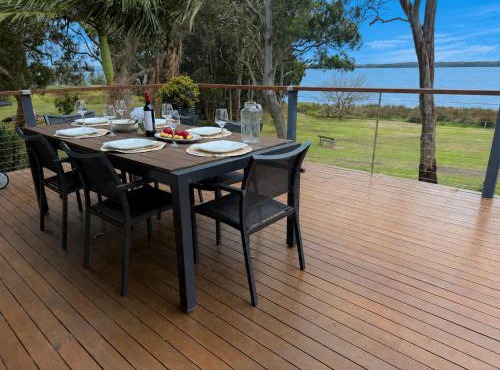 Absolute lakefront house - enjoy the sunrise