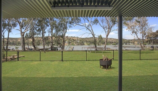Absolute Waterfront Bliss – Pet Friendly, Seperate living areas, Family Shack.