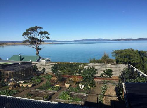 Absolute waterfront with a secret garden