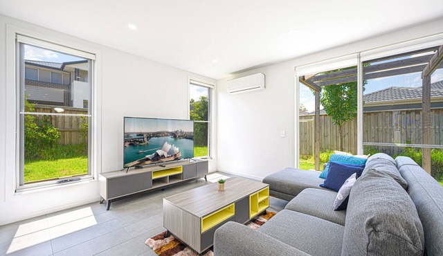 Adorable 4Br house with Wifi & Parking Denham Court