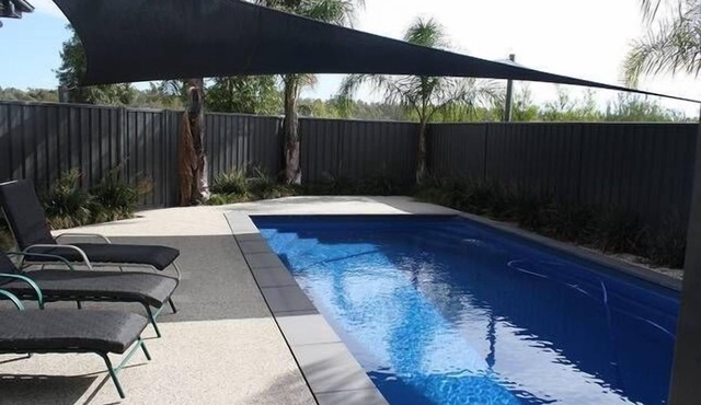 Agrestic- Best Group Stay, Pool, 1 acre, BBall hoop, fireplace, sleeps 16+