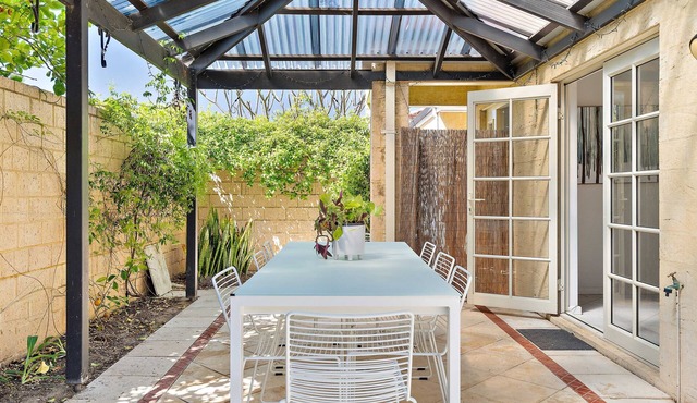 Air conditioned house near city and beach with secure garage