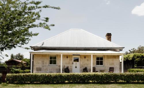 Airdrie - Storybook Country Cottage Charm